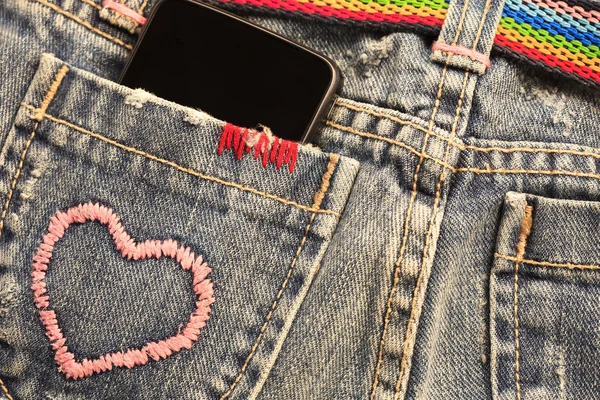 Смартфон у кишені джинсів — стокове фото
