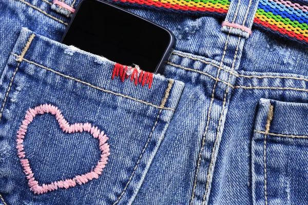 Смартфон у кишені джинсів — стокове фото