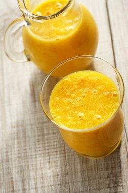 Bardakta taze portakal suyu.