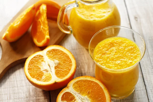 メガネで新鮮なオレンジのスムージー — ストック写真