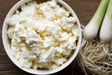 taze beyaz peynir ve soğan