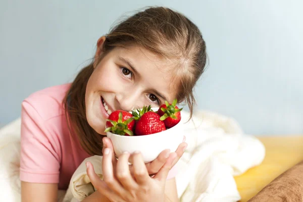 Gelukkig meisje met aardbei — Stockfoto