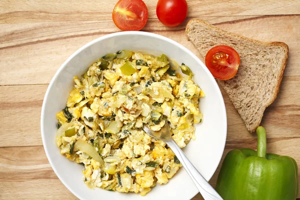 Huevos revueltos con verduras frescas — Foto de Stock