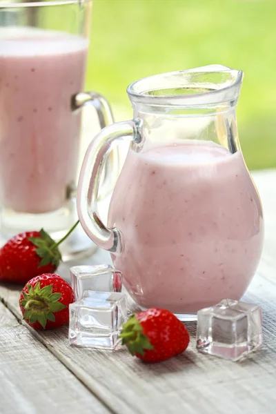 Strawberry smoothie med jordgubbar — Stockfoto