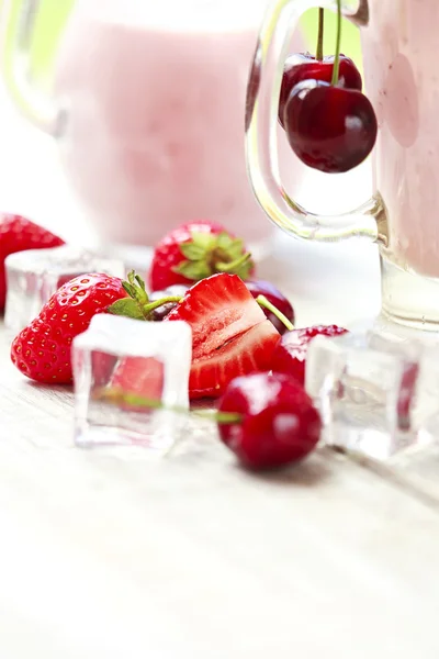 Verse yoghurt met fruit in een glas — Stockfoto