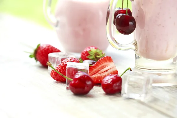 Fresh fruit yogurt with cherries and strawberries — Stock Photo, Image