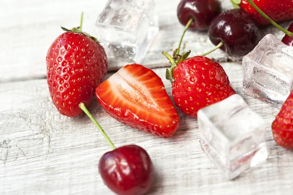 新鲜草莓和樱桃 — 图库照片