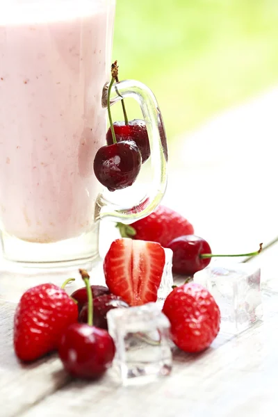 Yummy yoghurt met aardbeien en kersen — Stockfoto