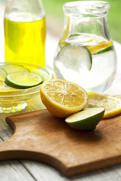 Freshly prepared lemon juice — Stockfoto