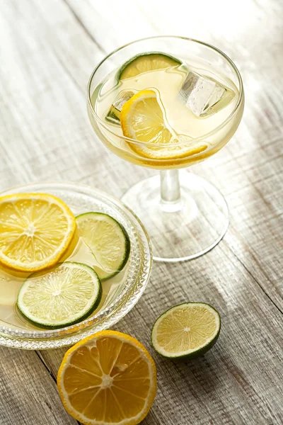 Freshly squeezed lemon juice in a glass — Stock Photo, Image