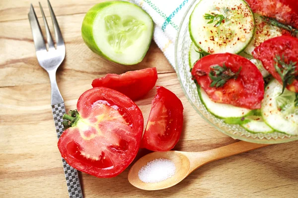 Verse salade met tomaat en komkommer — Stockfoto