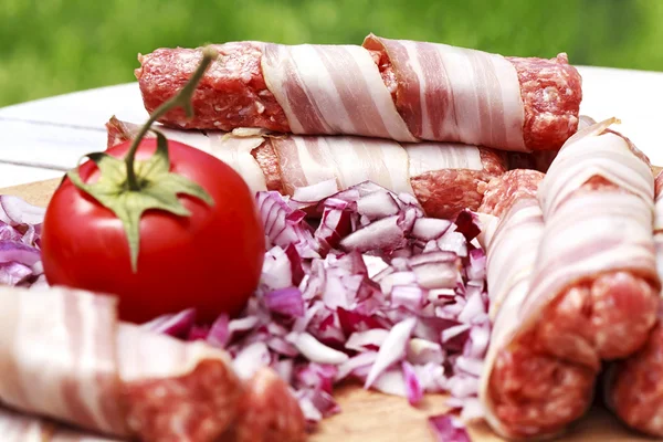 Voorbereiding van gehakt vlees en bacon voor de lunch — Stockfoto