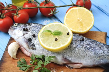 taze balık sebze ve limon ile