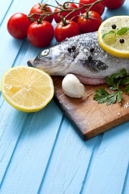 Nehir alabalığı taze domates ve limon ile