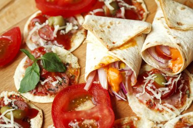 et ve sebze ile tortilla saran