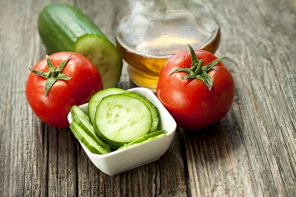 Salade avec tomate et concombre — Photo