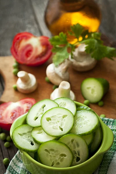Salade met komkommers — Stockfoto