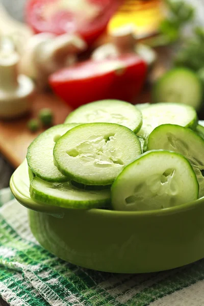 Salada fresca com pepinos — Fotografia de Stock