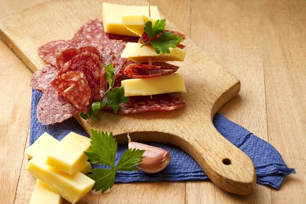 Salame e queijo de um aperitivo — Fotografia de Stock