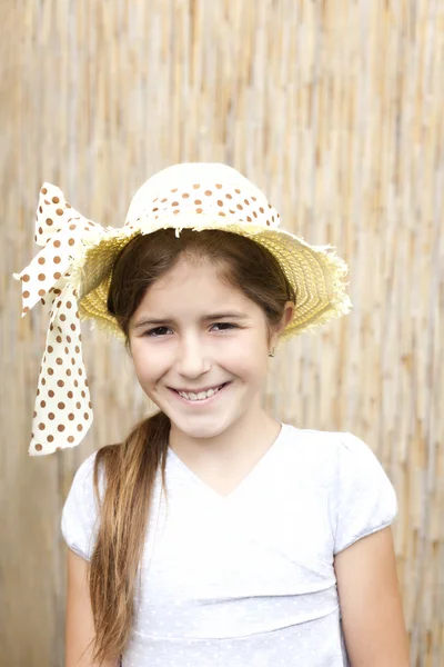 Leende liten flicka med en hatt — Stockfoto