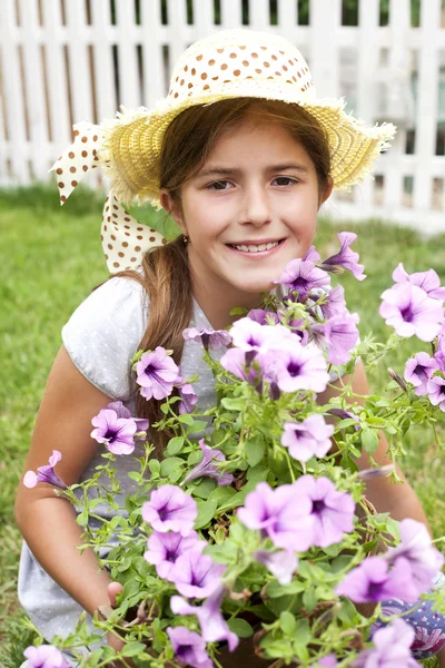 Bonne petite fille avec des fleurs — Photo