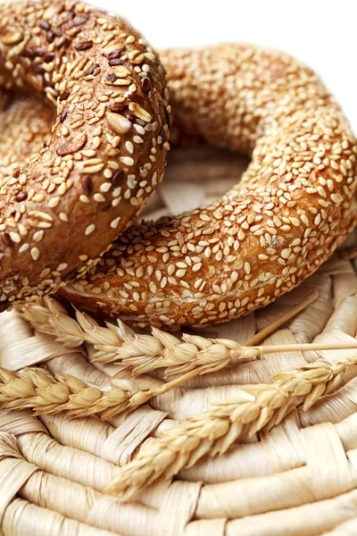 Bagel fresco com sementes de sésamo — Fotografia de Stock