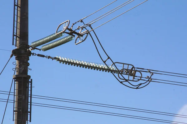 Glazen isolatoren op hoog vermogen transmissielijnen. — Stockfoto