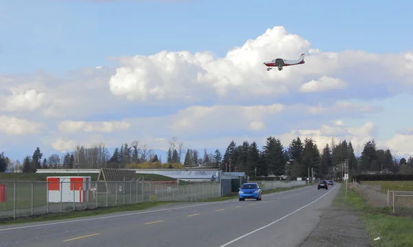 Road and Plane Landing — Stock Photo, Image