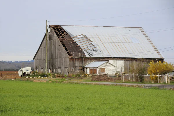 Edificio agricolo danneggiato dal tempo — Foto Stock