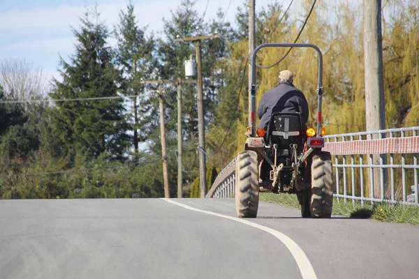 Petit matériel agricole sur la voie publique — Photo