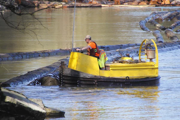 Cedar Log Boomer på Fraser River — Stockfoto