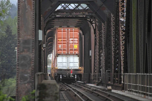 Dubbel staplade järnvägsvagnar och låg Clearance — Stockfoto