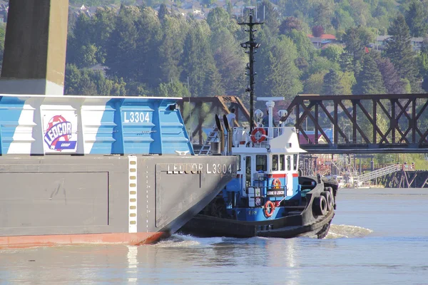 Tug Boat Transports Large River Barge — Stock Photo, Image