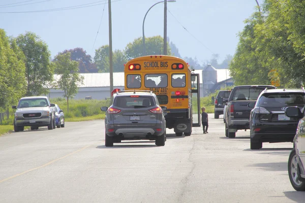 Autobús escolar canadiense, tráfico y niños pequeños — Foto de Stock