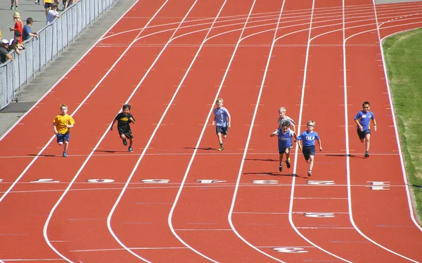 Chłopcy konkurowania lekkoatletyka — Zdjęcie stockowe