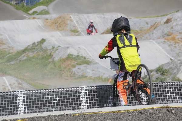 Niños compitiendo en carreras de BMX — Foto de Stock