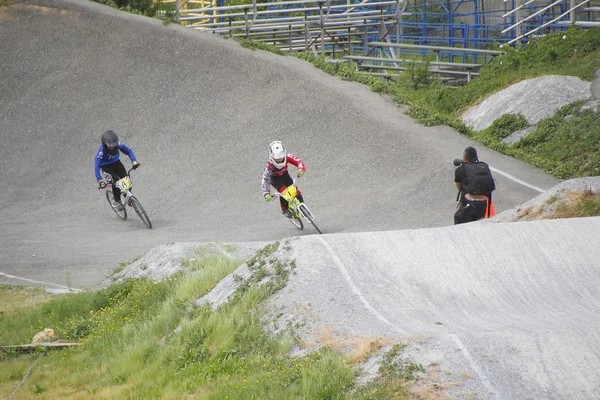 Дети участвуют в гонках BMX — стоковое фото