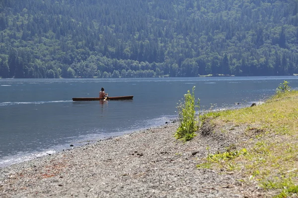 전통적인 나무 카누에서 canoeist — 스톡 사진