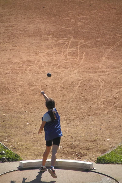 Młoda kobieta sportowiec i shotput — Zdjęcie stockowe