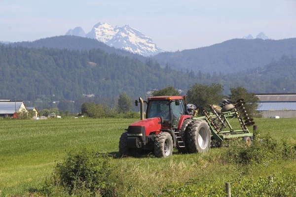 Montaña Valle Granja y tractor — Foto de Stock