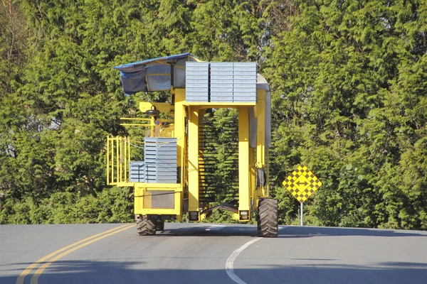 Grandes machines agricoles sur les routes publiques — Photo