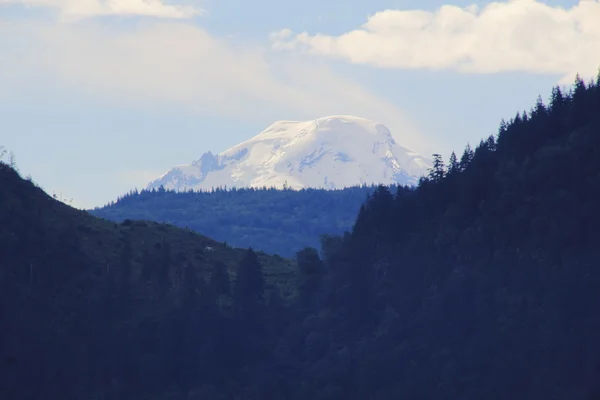 Zomer sneeuw bedekte berg — Stockfoto