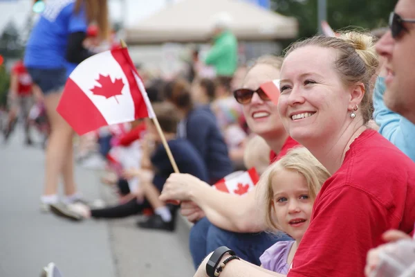 Madre e hija vigilan desfile del día de Canadá — Foto de Stock