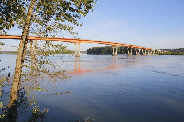 Moderne Brücke über breiten Fluss — Stockfoto