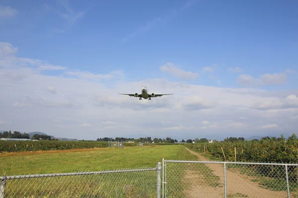 Planet närmar sig landsbygdens Runway — Stockfoto