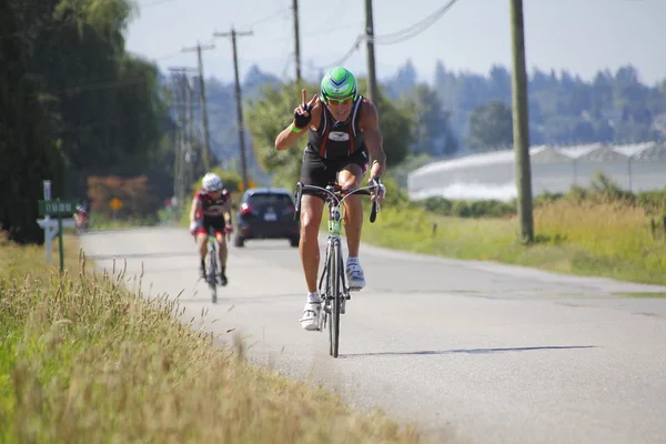 Granfondo 骑自行车的人胜利的手势 — 图库照片