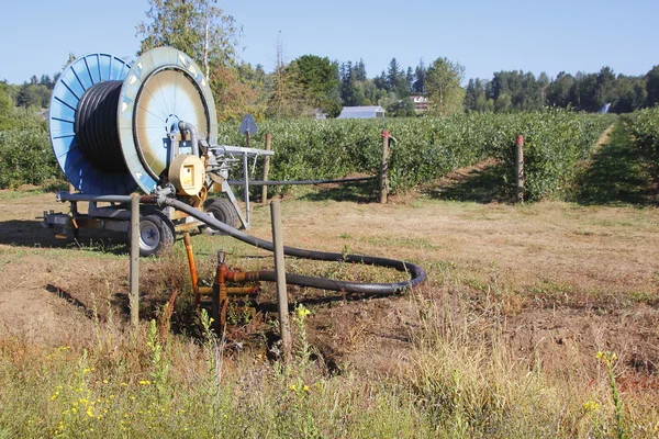 Poço de água e campo de irrigação — Fotografia de Stock