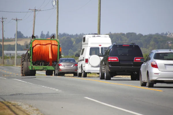 Farm fordon saktar trafiken — Stockfoto