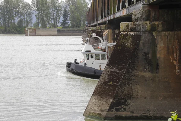 Sleepboot boot en spoorbrug — Stockfoto