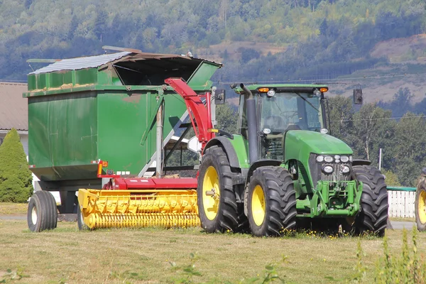 Tracteur et presse à balles de foin — Photo